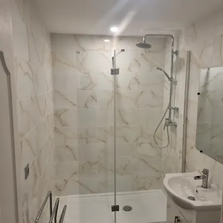 F2 F3 ,appartement Climatise Neuf, Magnifique Vue Sur Et Aeroport, Proche Tram Et Gare Sncf 1 Min,aeroport 3 Minutes, 2or3 Rooms, New Ac Apartment, Magnificent Sea And Airport Views, Close To Tram And Sncf Train Station 1 Min, Airport 3 Min Daire *