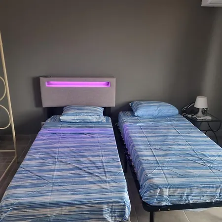 F2 F3 ,appartement Climatise Neuf, Magnifique Vue Sur Et Aeroport, Proche Tram Et Gare Sncf 1 Min,aeroport 3 Minutes, 2or3 Rooms, New Ac Apartment, Magnificent Sea And Airport Views, Close To Tram And Sncf Train Station 1 Min, Airport 3 Min Daire