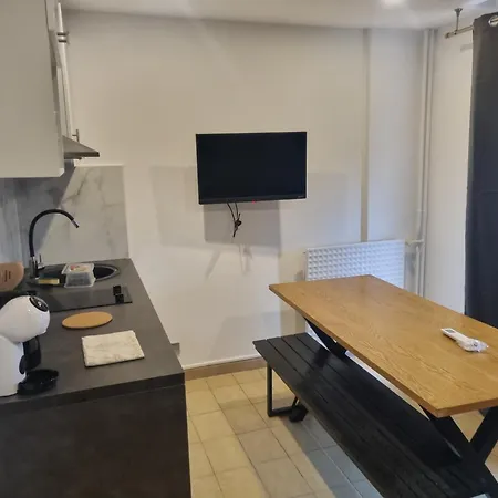 F2 F3 ,appartement Climatise Neuf, Magnifique Vue Sur Et Aeroport, Proche Tram Et Gare Sncf 1 Min,aeroport 3 Minutes, 2or3 Rooms, New Ac Apartment, Magnificent Sea And Airport Views, Close To Tram And Sncf Train Station 1 Min, Airport 3 Min Daire Nice