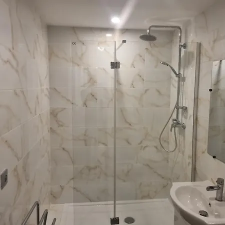 F2 F3 ,appartement Climatise Neuf, Magnifique Vue Sur Et Aeroport, Proche Tram Et Gare Sncf 1 Min,aeroport 3 Minutes, 2or3 Rooms, New Ac Apartment, Magnificent Sea And Airport Views, Close To Tram And Sncf Train Station 1 Min, Airport 3 Min Nice