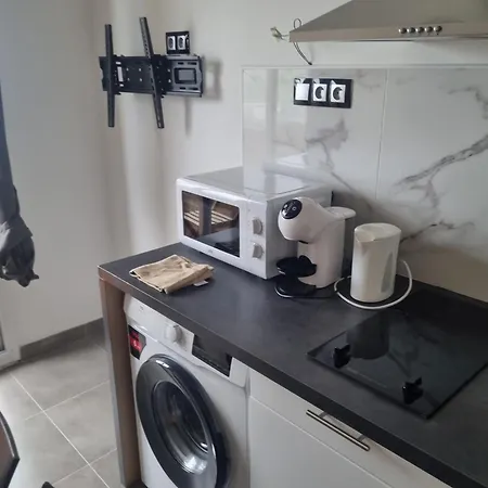 Daire F2 F3 ,appartement Climatise Neuf, Magnifique Vue Sur Et Aeroport, Proche Tram Et Gare Sncf 1 Min,aeroport 3 Minutes, 2or3 Rooms, New Ac Apartment, Magnificent Sea And Airport Views, Close To Tram And Sncf Train Station 1 Min, Airport 3 Min Nice